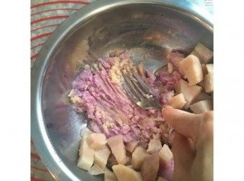 step4: 蒸熟後，趁熱先將芋頭壓成泥。地瓜則先放在蒸籠裡保溫，