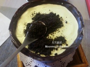 step20: Oreo餅去掉中間忌廉，弄碎，放在慕絲上。