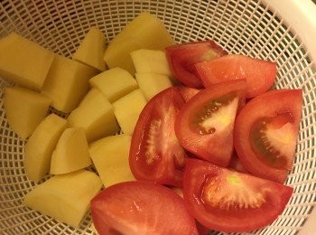 step1: 薯仔去皮切粒, 蕃茄洗淨切件