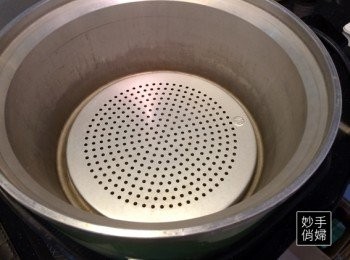 step2: 外鍋的底部用蒸東西用網架墊底,沒有的話用筷子墊高鍋底也可以,最主要是怕電鍋再加熱的過程中燒乾了內鍋萃取出來的雞精華