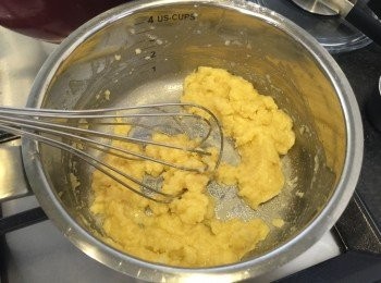 step1: 意粉根據包裝指示煮好備用。準備白汁，用小火煮溶牛油，加左麵粉，炒成泥狀