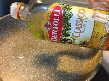 step5: 加少許百得利橄欖油落平底易潔鑊, 用廚房抹手紙打圈搽勻