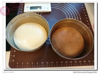 step2: 首先加入酵母至焗盤中, 然後依次加入2-6材料。開始麵團模式, 待麵團表面變得光滑再加入無鹽牛油 (程式開始約10分鐘)。程式完成攪拌的時候, 把麵團拿出, 麵團重584g, 分成兩份, 一份299g, 一份285g。把285一份放回焗盤中, 加入朱古力粉液, 重新開始麵團模式, 約4-5分鐘待麵團拌勻成啡色即可停機拿出麵團。把兩份麵團滾圓, 放入水波爐35度進行第一次發酵90分鐘。