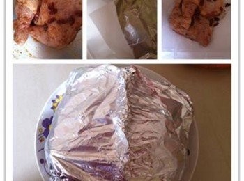 step2: 2.取出錫箔紙和做蛋糕的油紙，油紙在上錫箔紙在下，把腌好的雞腿包起來。