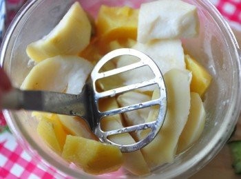 step1: 將地瓜和馬鈴薯削皮後清洗切塊放入樂扣樂扣圓形保鮮盒中，放入電鍋燉煮至熟軟，再以壓泥器具壓成泥(湯匙也可喔!)