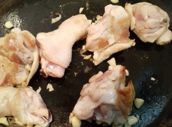 step1: 將雞腿肉放入鍋中煸香後加入蒜末一起炒香
