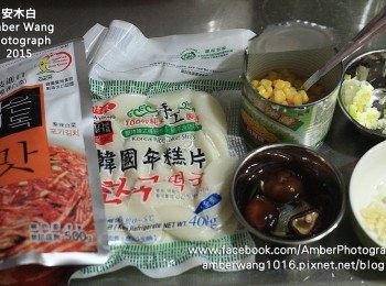 step1: 準備<span class="group_1">食材</span>。泡菜取出200公克切段。乾燥香菇泡水後切絲。蒜頭切成蒜末。