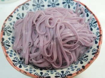 step6: 取出的紫心地瓜麵條顏色好美呀~~