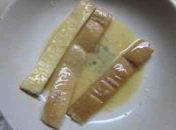 step1: 牛奶和蛋攪拌均勻,吐司邊兩面均沾上混合好的蛋液(不用吸飽)