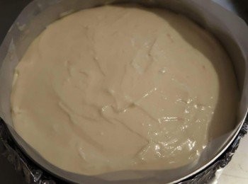 step10: 取一個烤盤倒入約5mm高度的熱水（約兩大碗公的水量），讓蛋糕隔水蒸烤。 上下火160度烤20-30分鐘。 表面上色後，可降低烤溫，再烘烤10-15分鐘。最後烤箱熄火，再續悶10分鐘後取出。