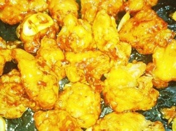 step5: <span class="group_3">醬汁</span>倒進鍋子裡加熱到有光澤感出來時,將炸好的雞肉和蒜片放進去拌勻,一直到<span class="group_3">醬汁</span>快收乾就完成了.