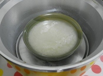 step6: 米一杯，煮好後拌入喜歡的香鬆，就可以做成飯團囉
