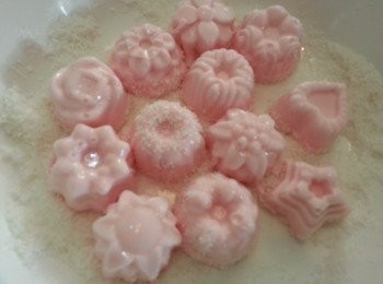 step7: 脱模沾上椰絲。