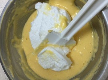 step6: 從旦白霜中，取出1/3,加入芝士糊內