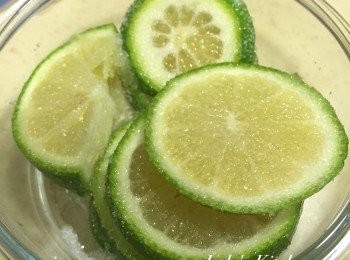 step4: 撒上砂糖的檸檬看起來超級美味的~
不過我都會把它放進冰箱醃個1~2天再享用
這樣檸檬的香氣會更足夠喔~
 
(小提醒：醃出來的糖汁或蜂蜜
在第3天的時候，要把它們跟檸檬片分開
不然會產生苦味喔~
那些糖汁與蜂蜜搭配冰水喝也很棒~
有淡淡的檸檬香氣^^)