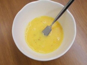 step3: 雞蛋打散~~~