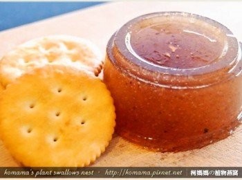 step2: 用小湯匙輕壓一下黑木耳健康凍的容器邊緣，使其順利從包裝容器中滑脫至碗盤上。