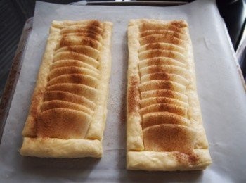 step10: 將做好嘅酥皮麵團cut到所需形狀(圓形/正方/長方形除意),預留1/4做圍邊,掃上蛋液將酥皮圍邊放上再掃蛋液,將蘋果排放在上面灑上黃金沙糖同肉桂粉,180度入爐焗約20/至25分鐘左右至金黃色,出爐後掃上蜜糖即可.