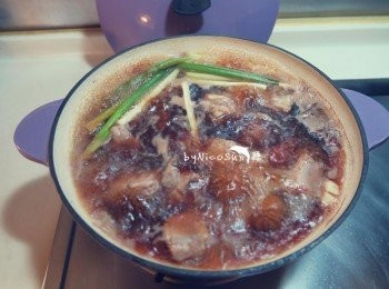 step3: 排骨和<span class="group_1">食材</span>全放入鍋中.加水淹過全部<span class="group_1">食材</span>。煮滾後蓋鍋轉中小火煮３０分