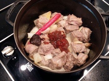 step6: 再將辣豆瓣醬及沙茶下鍋炒出香氣。