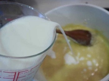 step4: *再分次慢慢加入牛奶攪拌。