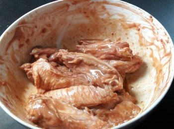 step1: <a href="https://bit.ly/3zHU5V3" target="_blank" data-keyword="雞翼" class="guide-link"><strong>雞翼</strong></a> <span style="display:inline-block;vertical-align:middle;margin-top:-3px;color:initial;border-radius:3px;padding:2px 3px;font-size:12px;line-height:14px;background:#87d300;color:#fff;">即買</span> 解凍後，索乾水，在兩條骨中間切開，變成一開二，通常<a href="https://bit.ly/3zHU5V3" target="_blank" data-keyword="雞翼" class="guide-link"><strong>雞翼</strong></a> <span style="display:inline-block;vertical-align:middle;margin-top:-3px;color:initial;border-radius:3px;padding:2px 3px;font-size:12px;line-height:14px;background:#87d300;color:#fff;">即買</span> 都係中間難熟同不易入味，南乳加紹酒搓爛成蓉備用，將調味料加入，拌勻，醃15分鐘。