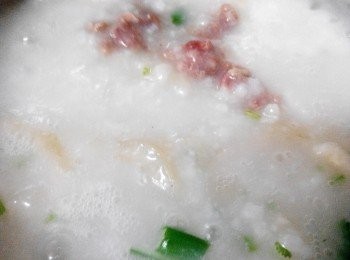 step6: 準備一小锅將適量粥放入，然後先加入墨魚片，豬皮煮片刻，放鹽，雞精，關火。步驟5牛肉碎放入粥碗，將滾開的粥倒入粥碗內，略等片刻，用勺子搅拌几下，姜丝和香菜也一并放入加上香油，撒蔥花即可。