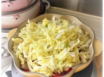 step4: 最後加入娃娃菜，蓋好蓋子，用中火煲兩分鐘，然後用小火煲十分鐘。熄火。