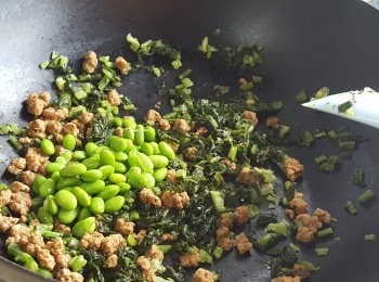 step4: 加入毛豆炒勻。