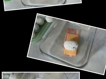 step1: 煙肉同芝士各切開一半...飯..搓成飯團...先半塊煙肉...再半塊芝士...後放飯團捲起....備用,....