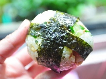 step8: 以十字方式圍繞米飯團包起來