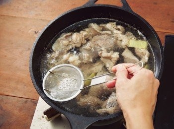step3: 撈除浮沫後蓋上鍋蓋，將火候轉小（小火至中火），煮40分鐘左右。