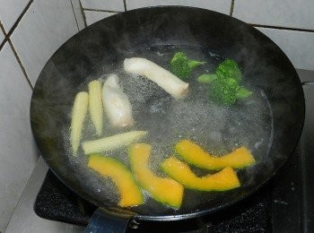step7: 起一鍋水，燙熟蔬菜類與杏鮑菇