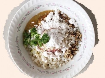 step5: 將蒟蒻丁丁、芹菜末、紅蘿蔔末、乾香菇末、蔥末、絞肉、蛋白及調味料放入碗中，均勻混合並攪打餡料使口感更彈牙。