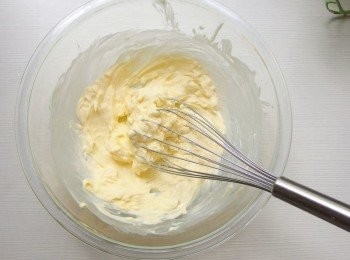 step2: 將回溫的奶油放入盆中,用打蛋器攪打成乳霜狀。
