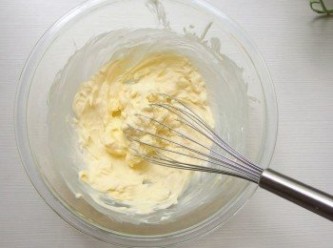 step2: 將回溫的奶油放入盆中,用打蛋器攪打成乳霜狀。