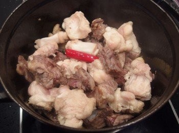 step5: 加入汆燙過的牛筋和牛腩使用中火炒至表面上色。