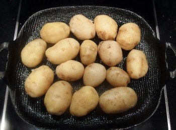 step5: 準備一個平底鍋,倒入一匙橄欖油加熱,將煮熟的馬鈴薯一一鋪平開始香煎。