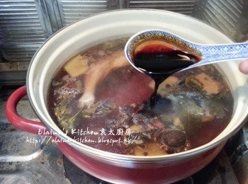 step6: 用中火煮至微滾後 , 逐一加入調味料拌勻煮滾