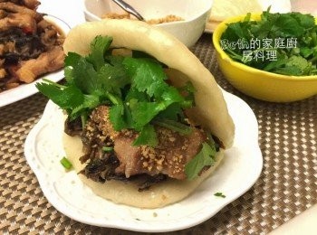 step9: 將梅干扣肉、花生粉與香菜放入蒸好的刈包裡，大口咬掉過去一年的不順心吧！