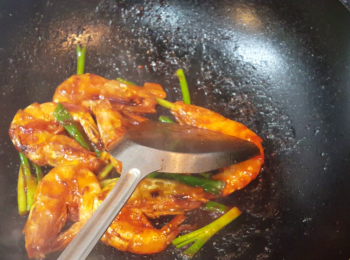 step4: 加入蔥段，炒勻及收汁即可。