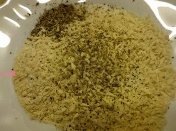step6: 麵包糠加入少許鹽及黑椒。