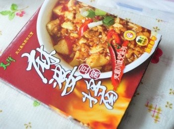 step1: 無意間吃到這個麻婆醬調理包，真的很道地又夠味，於是一口氣上網購買好幾包來運用搭配其他<span class="group_1">食材</span>