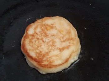 step3: 起油鍋放入玉米糊麵團煎至兩面金黃外酥內鬆~好吃又可口喔