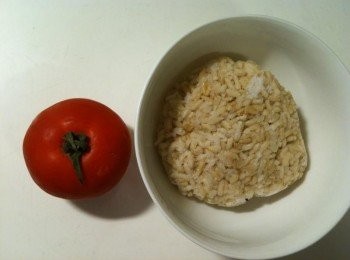 step1: 將冷凍糙米飯放入碗中。