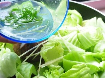 step8: 加入浸泡蔥絲及薑絲的水