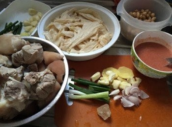 step1: 豬手在菜市場買的，肉佬協助燒豬皮及切件，回家沖洗後加入注水的鍋子中加熱至滾起，豬手雜質浮起關火再沖洗(水喉水)再瀝乾備用，可用廚房紙印乾(要徹底瀝乾!)
薑切片、蔥切段、乾蔥頭切片、蒜頭拍扁備用
花生氽水瀝乾備用，支竹浸軟身後瀝乾備用
