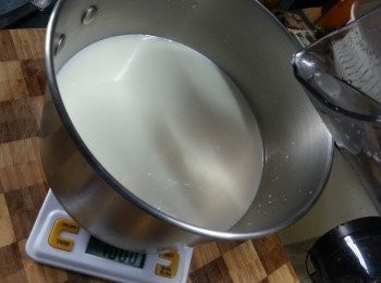 step8: 將磨出的杏仁汁液去磅,再加水至1000g