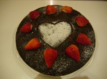 step8: 灑些糖粉放上草莓~ 真的趁熱吃最好吃~ 如果可以來一球冰淇淋變成熔岩巧克力布朗尼就更完美了!