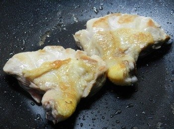 step1: <a href="https://bit.ly/2ZxapeY" target="_blank" data-keyword="雞排" class="guide-link"><strong>雞排</strong></a> <span style="display:inline-block;vertical-align:middle;margin-top:-3px;color:initial;border-radius:3px;padding:2px 3px;font-size:12px;line-height:14px;background:#87d300;color:#fff;">即買</span> 兩面煎焦黃(熱鍋後不加油，先將雞腿排有皮的那面朝下煎，煎好了再翻面)